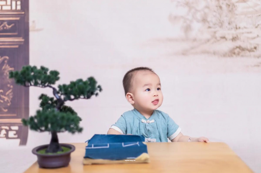 德阳怀孕肚子中间凹两边凸